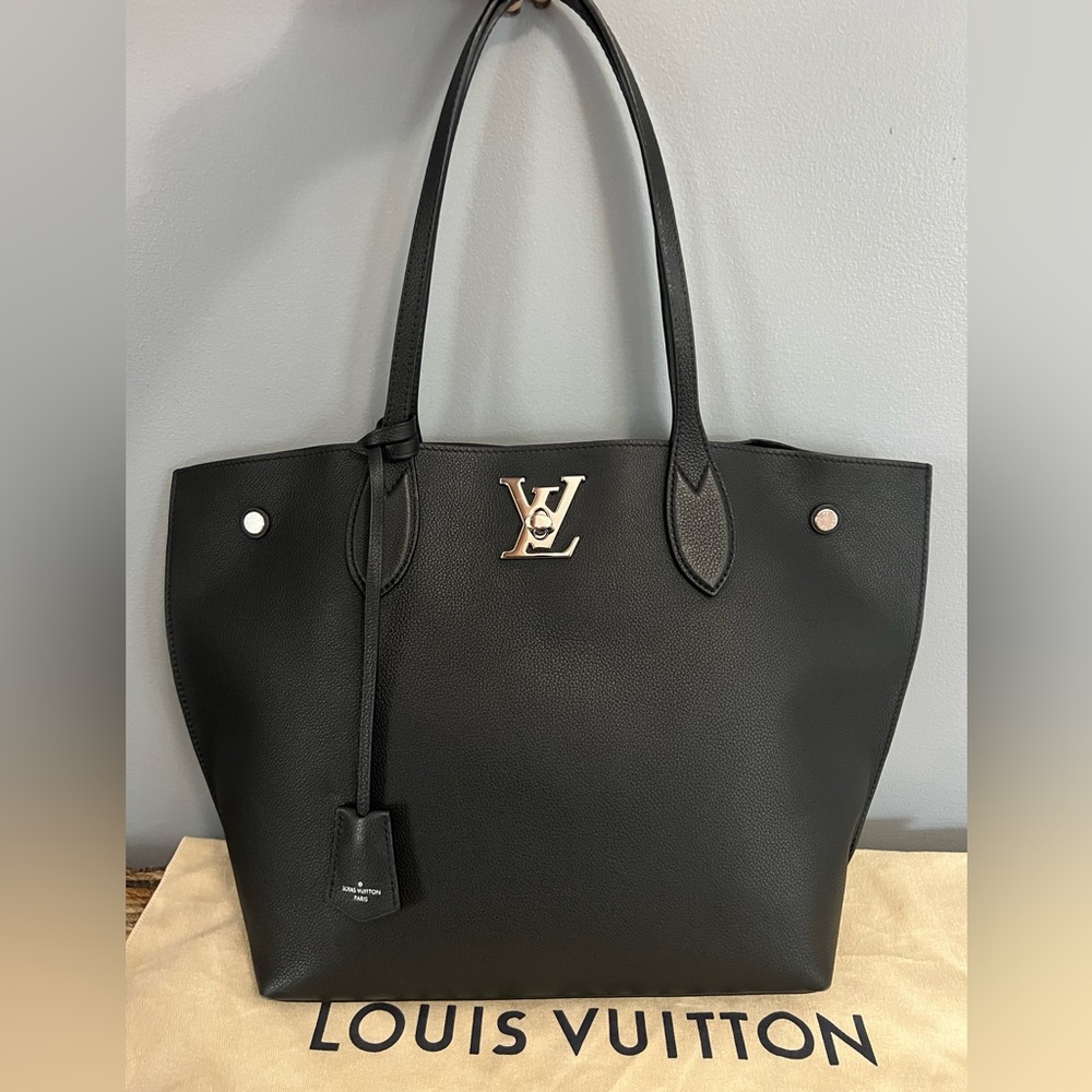 💯 Authentic Louis Vuitton LockMe Go Tote